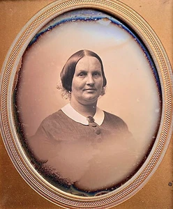 BOSTON 1/6 PLATE DAGUERREOTYPE - VIGNETTED WOMAN ON SILVER IN PUSH BUTTON CASE - Picture 1 of 4