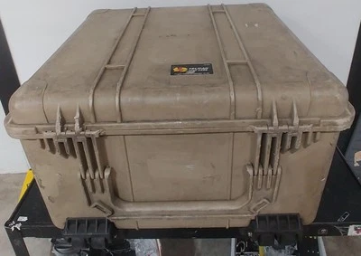 Capa Pelican 1640 27,2 x 27,5 x 16,3 bronzeada com espuma personalizada de 6 slots para iPad/laptop - Imagem 1 de 4