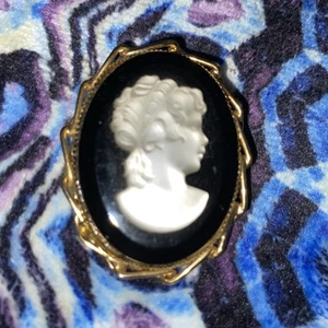 Vintage schwarzes Glas/Milchglas Dame Kamee Brosche und Anhänger - Bild 1 von 7