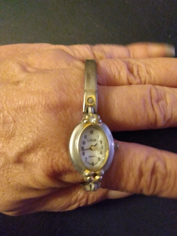 Reloj Brazalete Mujer Collezio Cuarzo Repujado Acero Inoxidable Tono Plateado y Dorado Foto 1 de 4