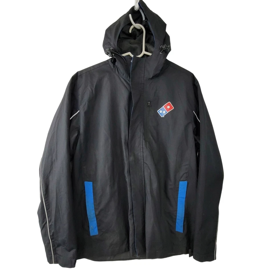 Jaqueta de chuva Dominos Gear preta uniforme funcionário com capuz reflexiva impermeável P - Imagem 1 de 4