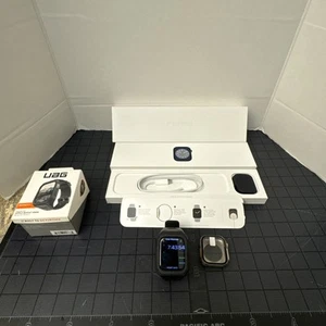Apple Watch Series 8 (GPS + Cellular) 45mm Smart Watch Aluminum- UAG With Extras - Photo 1 sur 24