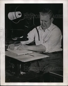 1946 Press Photo New York Disable Veteran hired by Fisher Body Engineering NYC. - Picture 1 of 2