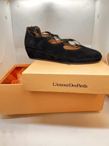 NEU! L'Amour Des Pieds Benham niedriger Keilabsatz schwarzes Veloursleder Größe 7 Damen - Bild 1 von 20