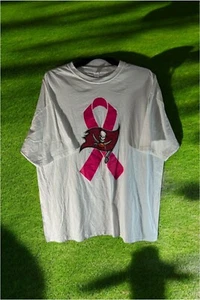 Tampa Bay Buccaneers T-Shirt Herren weißes Band rosa Brustkrebs Größe 2XL NFL - Bild 1 von 13