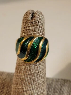 Anillo vintage chapado en oro con incrustaciones de piedra verde talla 4,5  Foto 1 de 4