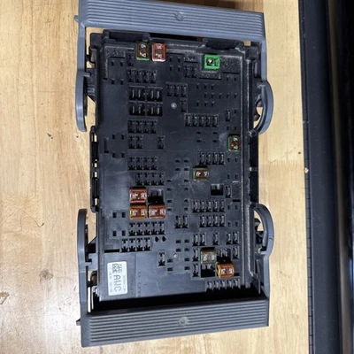 Bloque de fusibles - 10 11 12 13 14 Chevrolet Tahoe GMC Yukon - Usado 22798217_01 Foto 1 de 4
