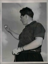 1940 Press Photo Cincinnati Reds Pitcher Paul Derringer Plays with Money Golfers