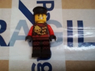 Lego Mini Figura Doble Cara Cabeza Huesos de Águila Brazos Rojos Gorra Negra Foto 1 de 3