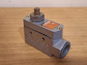 Burgess M6CTQMS Plunger Microswitch 15A 480VAC - Picture 1 of 4