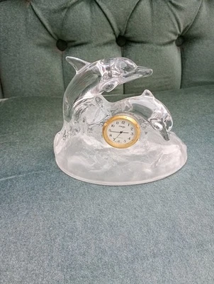 Crystal Glass Dolphin Pr, Mantle Clock With Frosted Sea Bace 15x12x10mm - Image 1 of 4