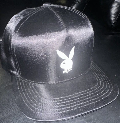 Supreme 花花公子🔥 黑色缎面平沿帽 ✅ — 第 1/2 张图片