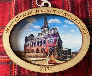 ORNAMENTO DE NAVIDAD DE MADERA SEVIERVILLE JUZGADO/DOLLY ESTATUA 2023 TIM WEBERDING - Imagen 1 de 2