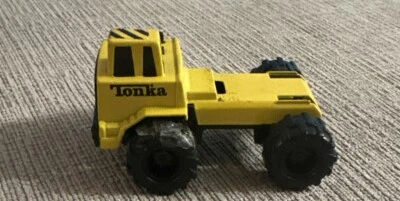 Tractor modelo fundido a presión Hasbro Tonka 2003 escala 1:64 #B11 Foto 1 de 4