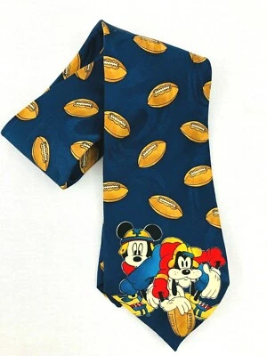 Gravata de seda Disney Mickey Unlimited Football - Gravata de personagem Mickey e Pateta *Pendurada - Imagem 1 de 4