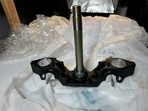Indian Chieftain Lower Triple Tree Clamp Assembly Flat Black Polaris 1824691-463 - Picture 1 of 15