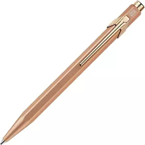 Bolígrafo Caran D'Ache, Brut Rose TINTA AZUL (849.997) - Imagen 1 de 5