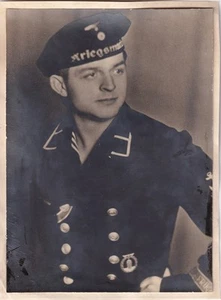 größeres Foto - Marine Matrose mit Orden + Ärmelband - 2.WK - Bild 1 von 1
