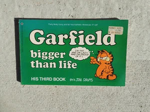 Libro de bolsillo Garfield más grande que la vida de Jim Davis - Imagen 1 de 2