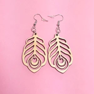 Pfauenfeder Laser Cut Ohrringe, NEU! Ahornholz Boho Romantisch Handarbeit USA - Bild 1 von 5