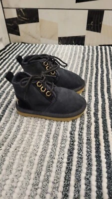 Botines Ugg negros, niño pequeño, niño/niña Foto 1 de 3