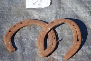 2x VINTAGE RUSTY IRON HORSE SHOES HORSE TACK FARM DECOR - Picture 1 of 1