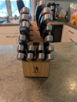 J.A. Juego de cubiertos y bloques de madera de acero inoxidable HENCKELS Foto 1 de 4