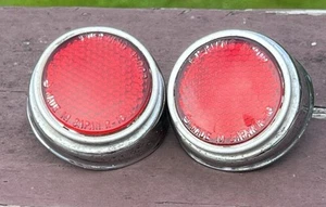2 OEM Nissan Red Reflector REFLX 26560-10400 OEM EVERWING A700801 Datsun - Picture 1 of 8