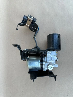 2007-2017 Lexus LS460 LS600H Anti Lock ABS Brake Booster Pump 47070-50020 - Image 1 of 4