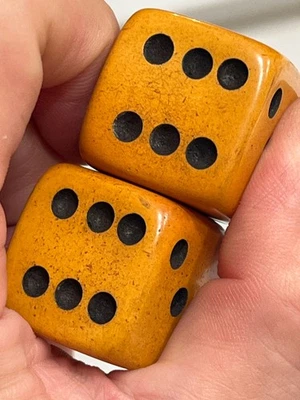 Antiguo par de dados jumbo baquelita caramelo 060825@ Foto 1 de 4