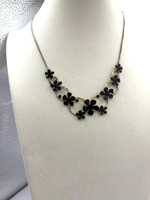 Collar Peregrino Diseñador Esmalte Negro Flor y Cristal Negro Tono Dorado  Foto 1 de 4