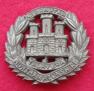 Northamptonshire Regiment Plastic Economy Issue Original Cap Badge.    AI-23 - Picture 1 of 3