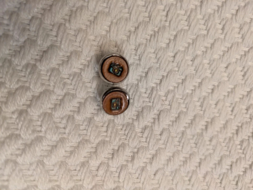 Серьги-гвоздики из окрашенной кожи с фотоаппаратом - Изображение 1 из 2