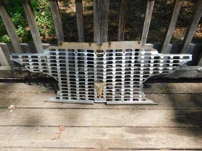 Plymouth Fury Savoy Belvedere 1961 parrilla y emblema Foto 1 de 4