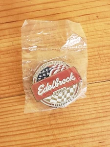 Pin de publicidad Edelbrock Performance Quality 2004 nuevo en paquete - Imagen 1 de 2
