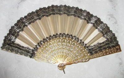 Ventilador vitoriano antigo preto chantilly renda em cetim dourado varas de madeira C. 1870 - Imagem 1 de 4