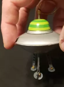 UFO fliegende Untertasse Blechornament einziehbare Fahrausrüstung - Bild 1 von 1