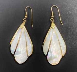 VINTAGE GENUINE MOTHER PEARL SHELL GOLD ACCENT ORNATE DROP DANGLE EARRINGS 1304 - Picture 1 of 6