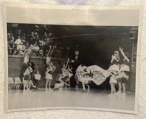 De colección. Foto Evansville Mater Dei High School Baloncesto Animadoras 1992 Juego IN - Imagen 1 de 5