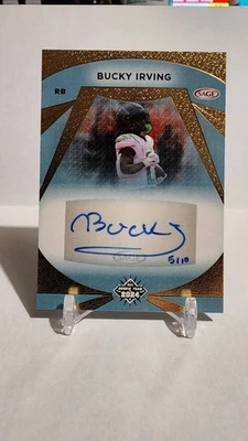 2024 SAGE HIT High Series All Rookie Team Gold 5/10 Bucky Irving #AR-BI controle remoto automático - Imagem 1 de 4