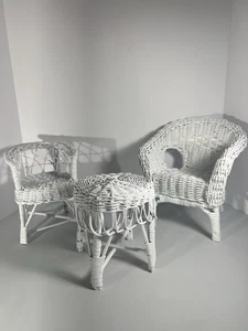 Vintage Puppenhaus weiß Korbgeflecht 3-teiliges Set Stühle & Tisch - Bild 1 von 22