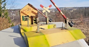 URALT KIBRI SPUR 0 1 BLECH BAHNÜBERGANG NR 23 BAHNWÄRTERHAUS PREWAR 2WW VIDEO ! - Bild 1 von 11