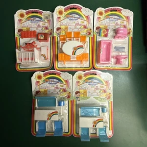 Menge 5 Vintage LI’L Haushälterin Puppenhaus Wohn- & Badmöbel Neu - Bild 1 von 12