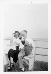 SMALL FOUND FAMILY PHOTO  Original VINTAGE b + w  PHOTOGRAPHY OWL 410 LA 94 C - Picture 1 of 1