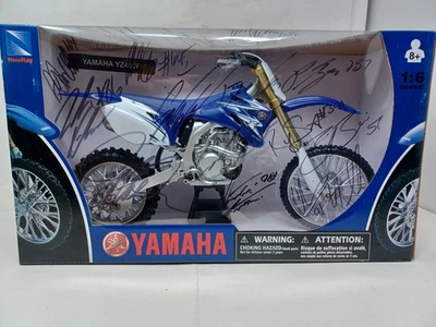 Nuevo Ray Yamaha YZ450F 1:6 DieCast con firmas coleccionadas Foto 1 de 4
