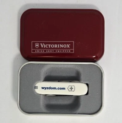 Navaja suiza promocional VICTORINOX en caja de hojalata navaja de 2,25"  Foto 1 de 4
