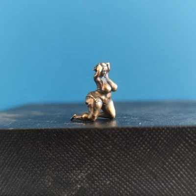 Figura de niña bikini de latón con curvas mujer arrodillada modelo coche decoración miniatura Foto 1 de 4