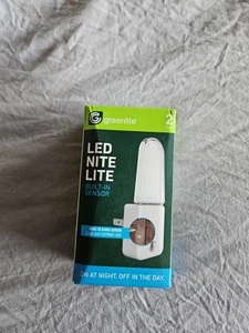 Greenlite LED Nitelite Light Lamp Dusk To Dawn Built In Sensor Device - Picture 1 of 2
