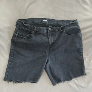 Old Navy Women’s Size 16 Curvy Skinny BLACK Denim Shorts Cutoffs Mid Thigh - Picture 1 of 7