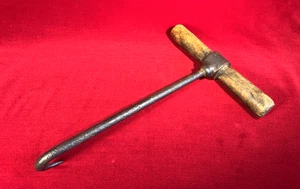 GREAT ANTIQUE CIVIL WAR ERA CAST IRON AND DARK WOOD BALE HOOK - Picture 1 of 9